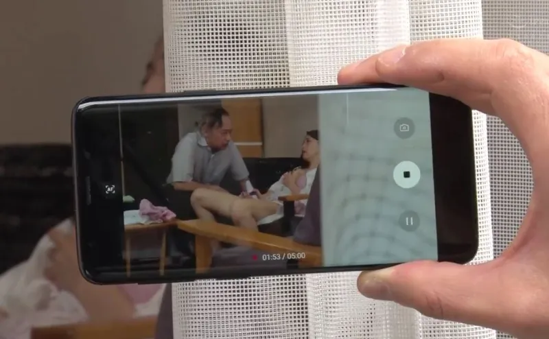 Vợ của con trai gian díu với bố ông chồng bị gã sếp khu phố phát hiện