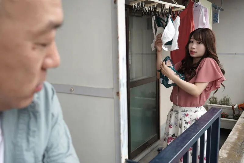 Gã nhà bên chuyên soi mói và cặp cô vợ ông chồng thường xuyên rên la quá to
