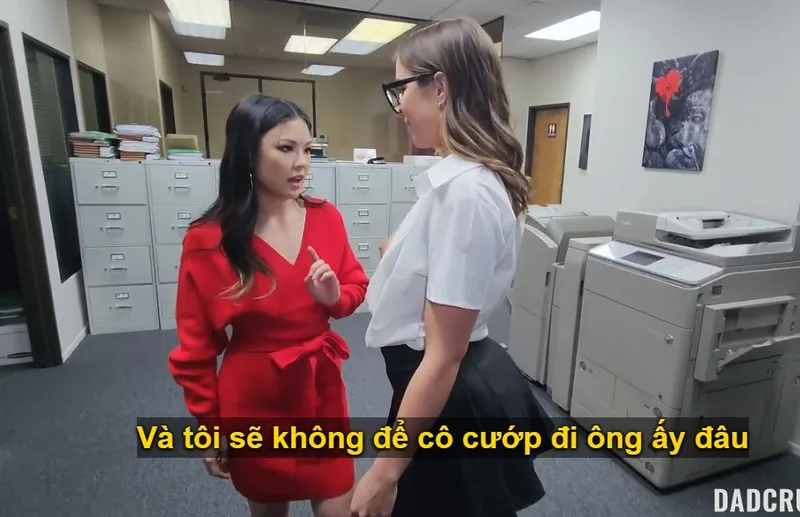 Bố dượng trúng số làm tình cùng lúc con yêu và em trợ lý riêng